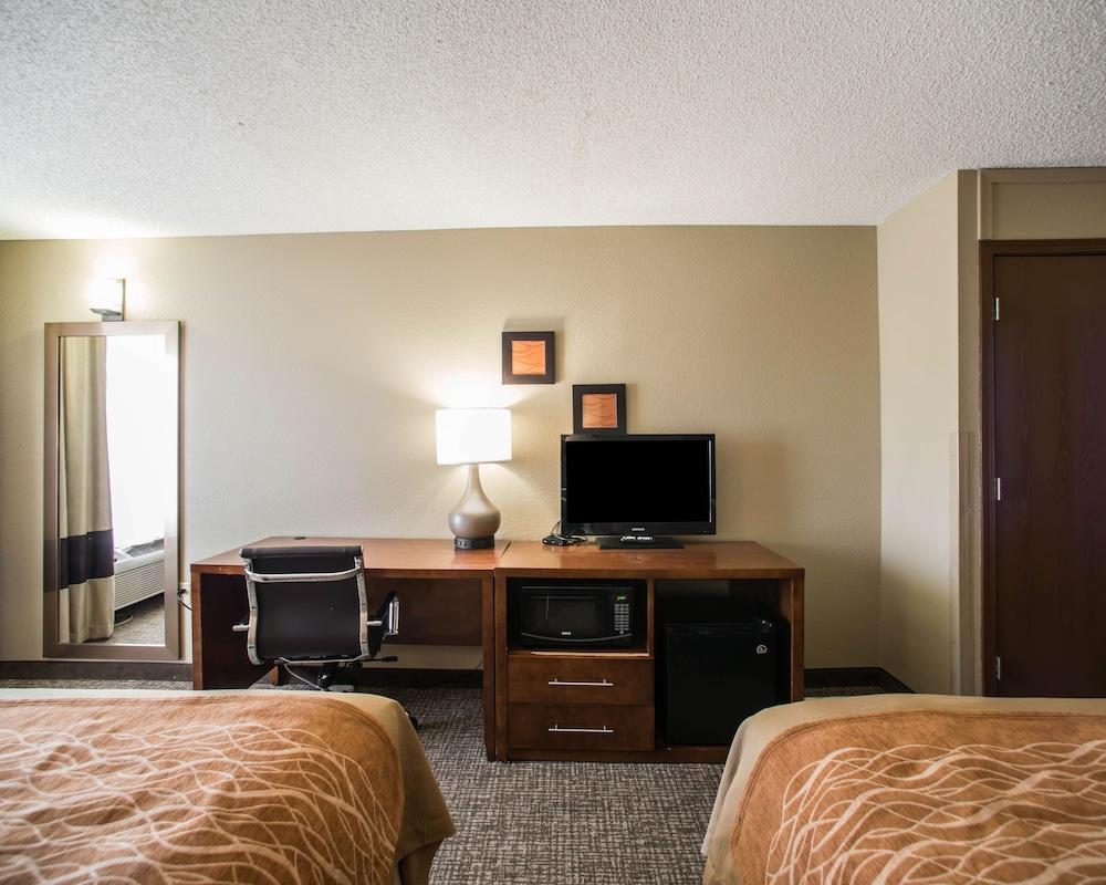 Comfort Inn & Suites St Louis-Хейзълуд Екстериор снимка