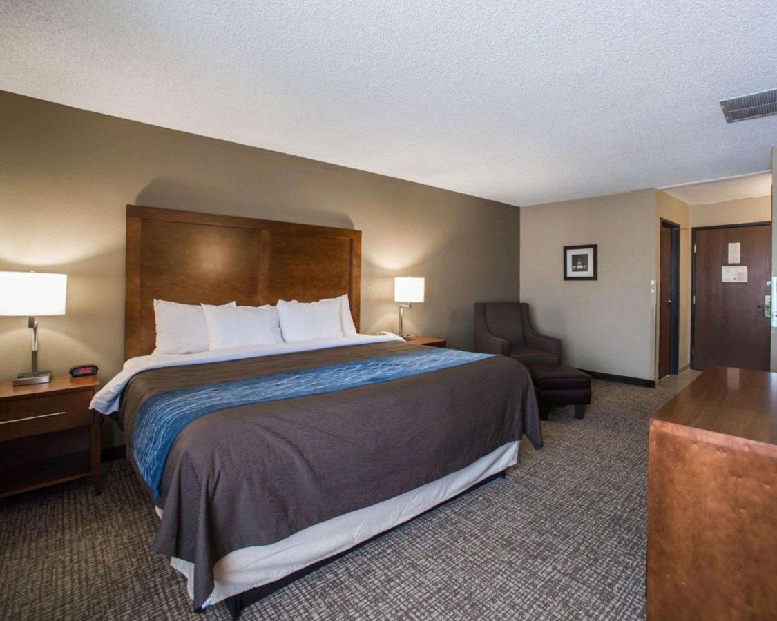 Comfort Inn & Suites St Louis-Хейзълуд Екстериор снимка