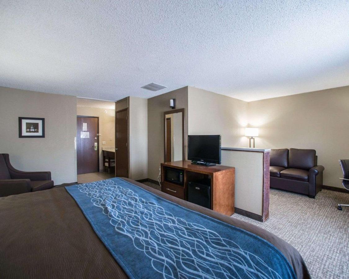 Comfort Inn & Suites St Louis-Хейзълуд Екстериор снимка
