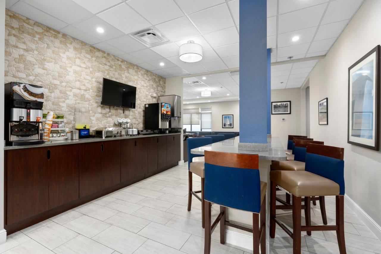 Comfort Inn & Suites St Louis-Хейзълуд Екстериор снимка
