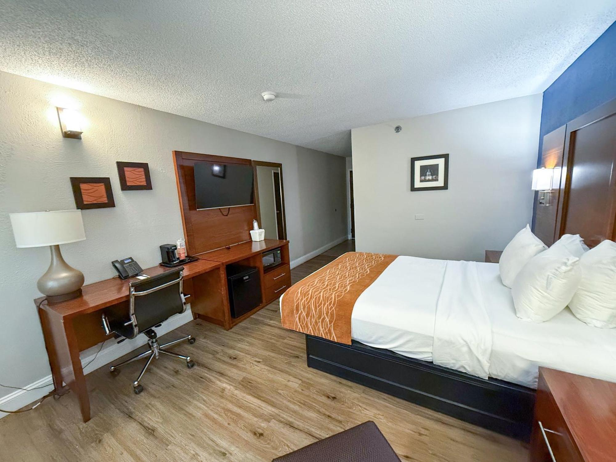 Comfort Inn & Suites St Louis-Хейзълуд Екстериор снимка