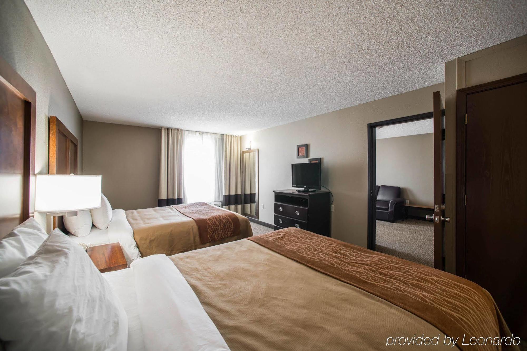 Comfort Inn & Suites St Louis-Хейзълуд Екстериор снимка