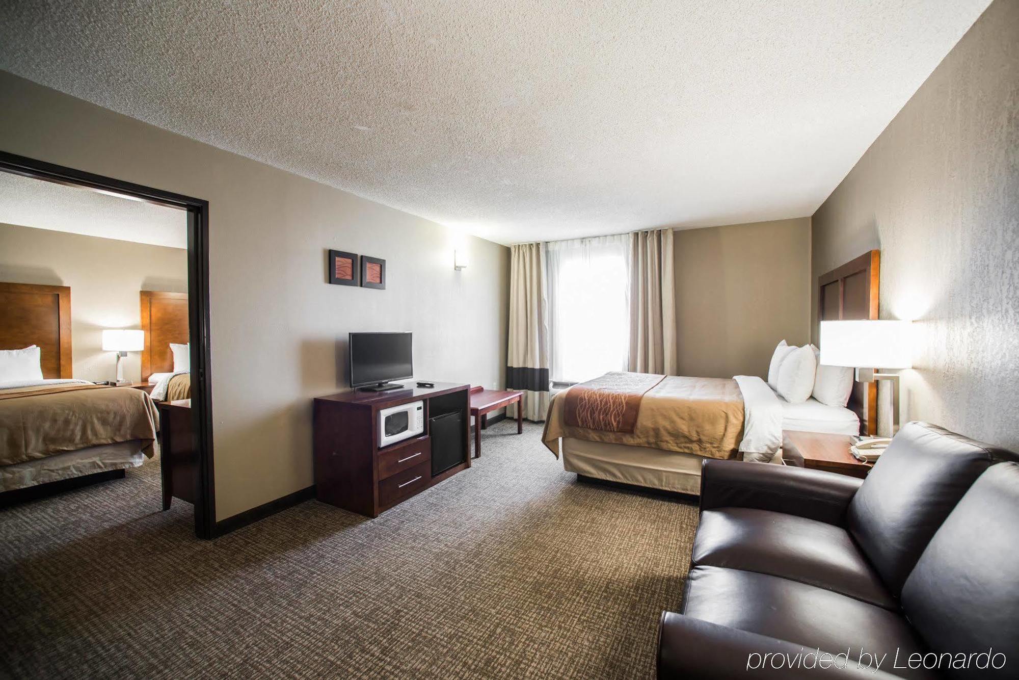 Comfort Inn & Suites St Louis-Хейзълуд Екстериор снимка