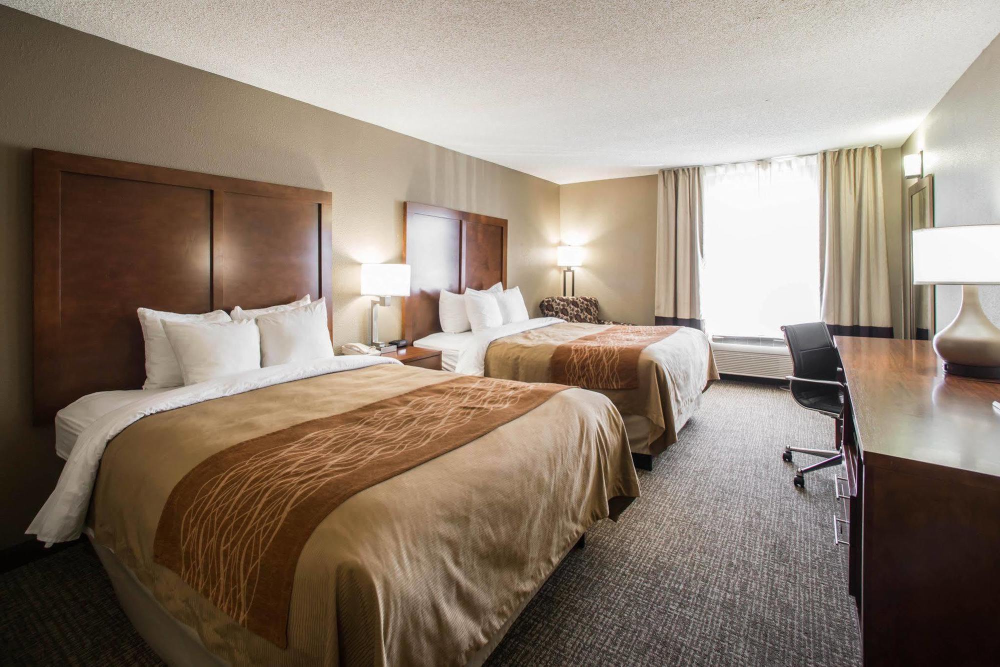 Comfort Inn & Suites St Louis-Хейзълуд Екстериор снимка