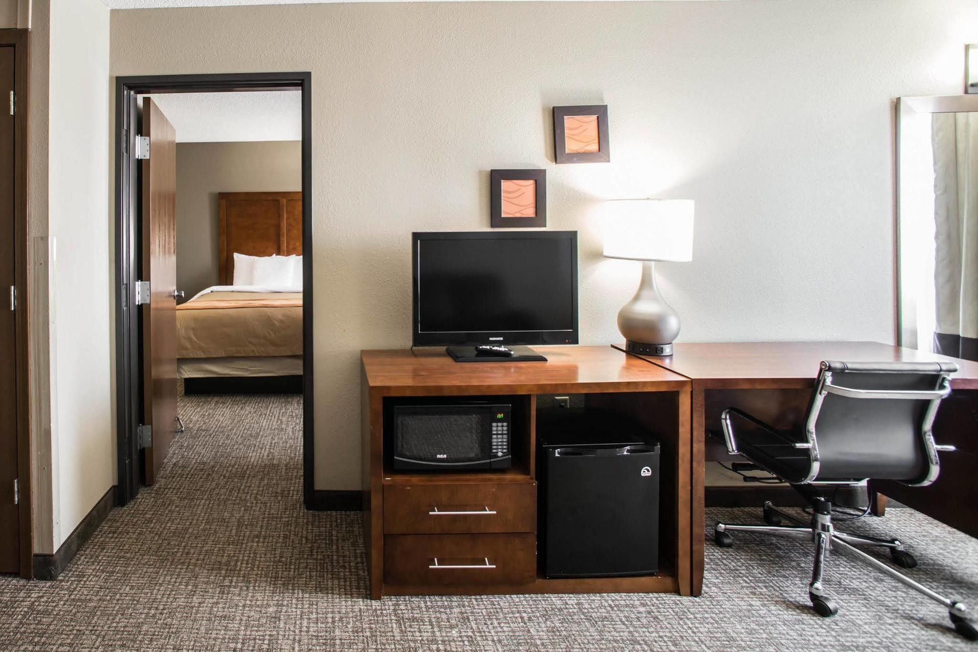 Comfort Inn & Suites St Louis-Хейзълуд Екстериор снимка