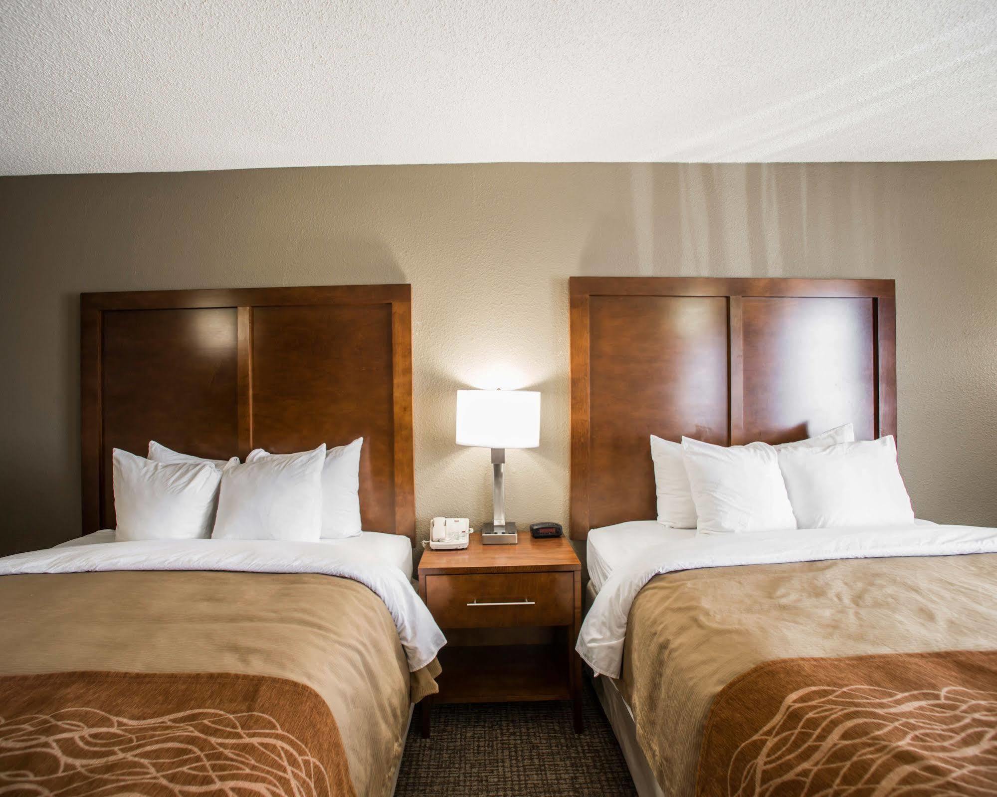 Comfort Inn & Suites St Louis-Хейзълуд Екстериор снимка