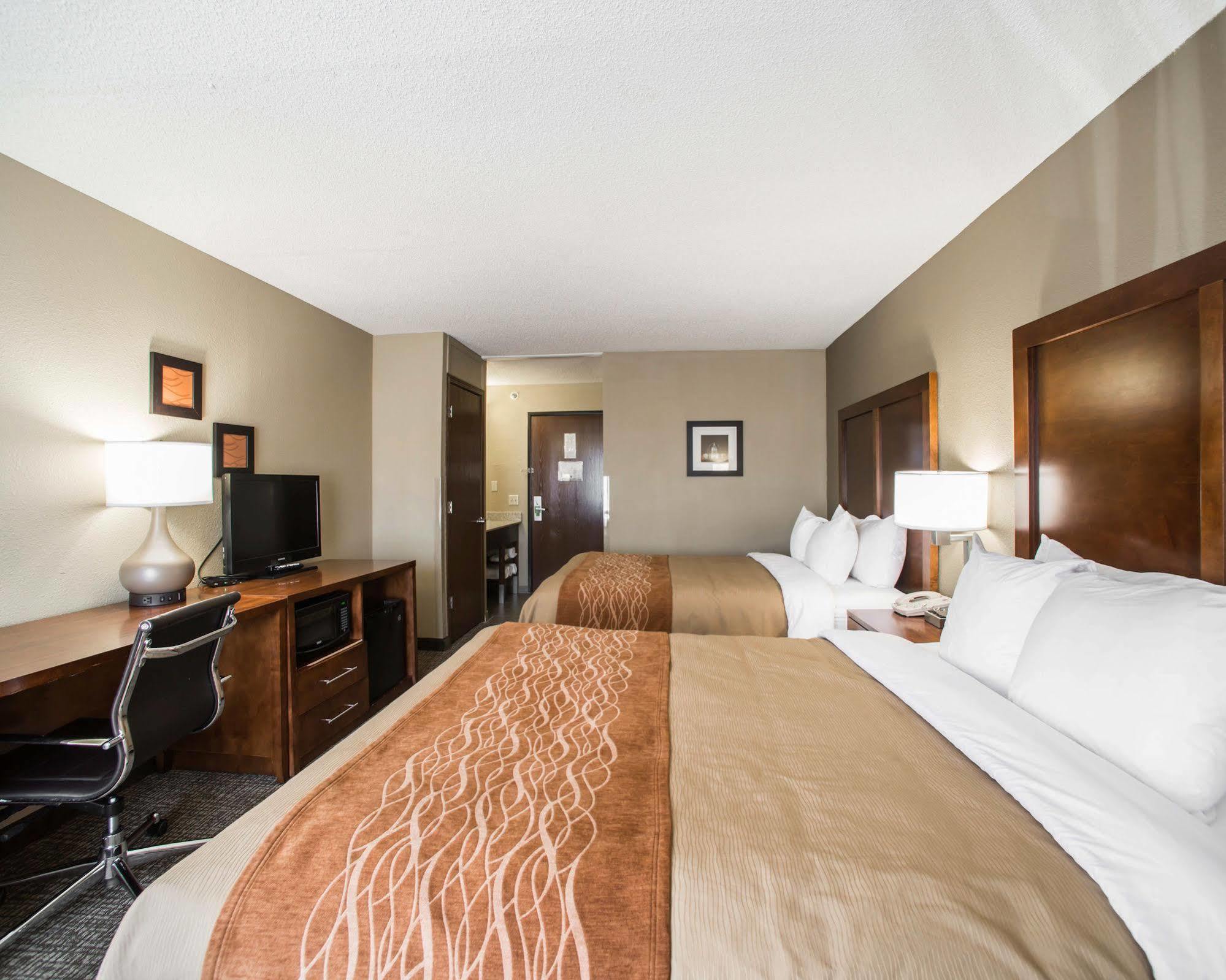 Comfort Inn & Suites St Louis-Хейзълуд Екстериор снимка