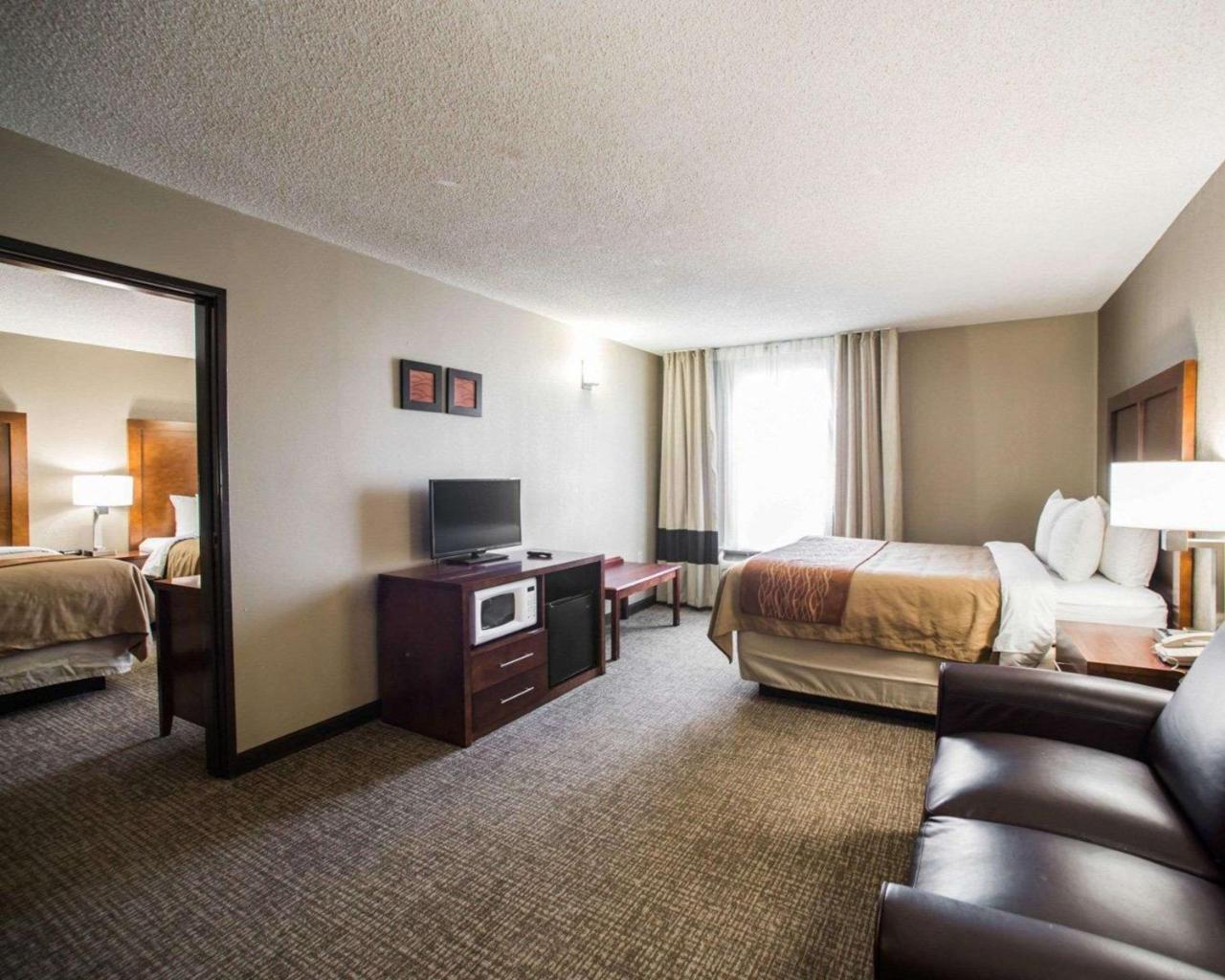 Comfort Inn & Suites St Louis-Хейзълуд Екстериор снимка